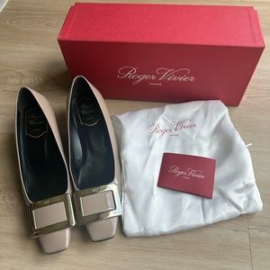 Roger Vivier belle vivier metal buckle patent leather pumps (beige)